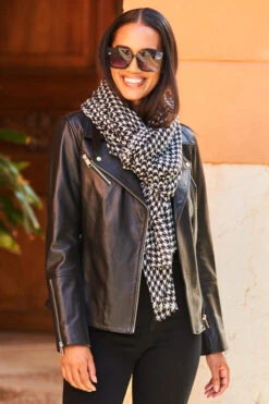 Black & White Dogtooth Print Scarf